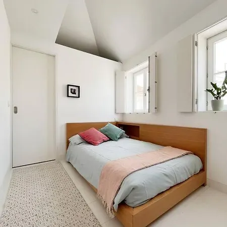 Cosy Minimalist Duplex Apartment Porto